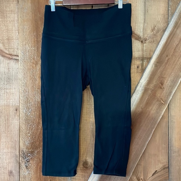 OLD Navy Active maternity black 3/4 leggings M - Picture 1 of 3